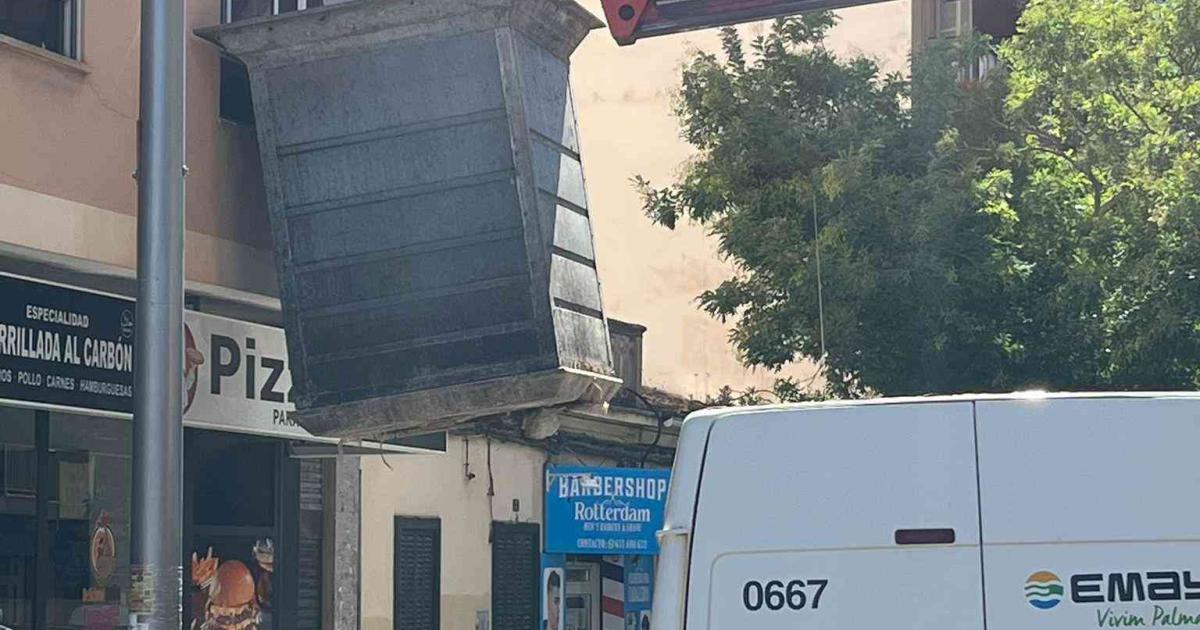 Susto en Pere Garau al impactar un contenedor con la fachada de un edificio