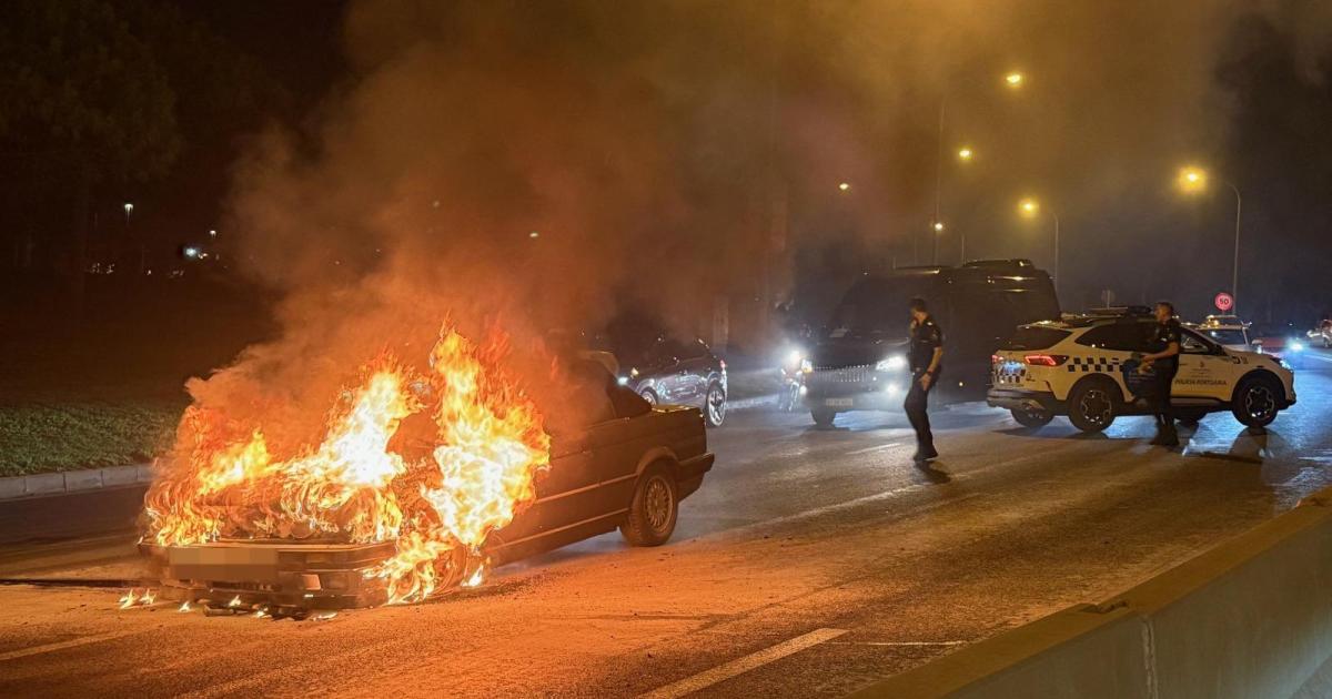 Explota un coche en el Paseo Marítimo de Palma