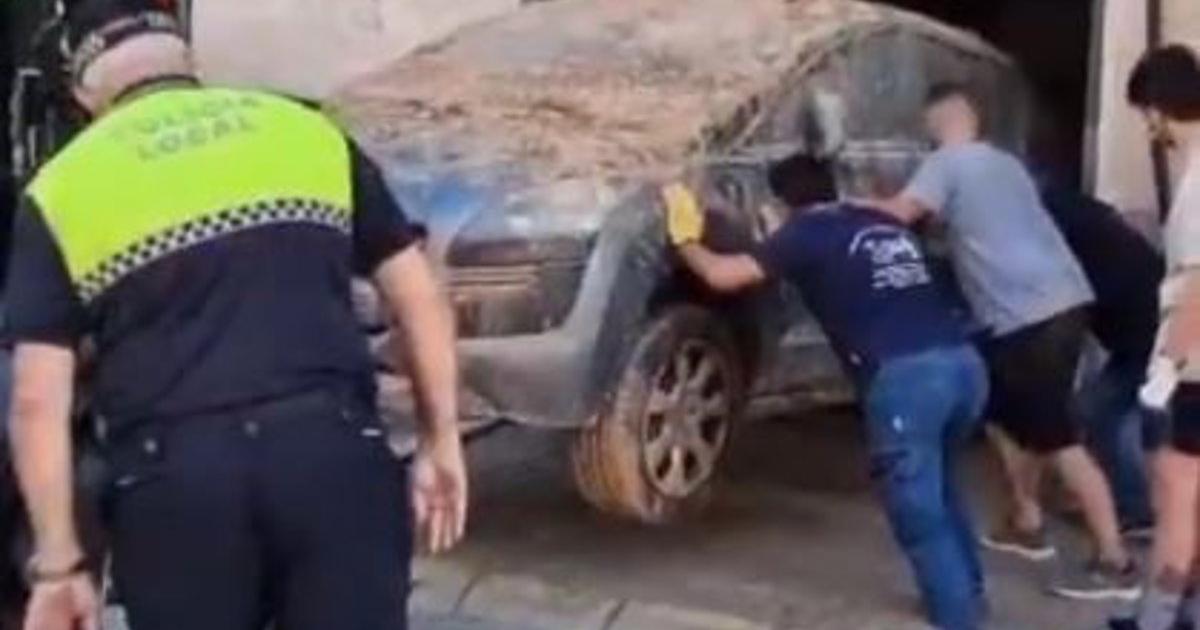 Extraen los vehículos que permanecían en un garaje afectado por la dana en Aldaia tras reparar el montacargas