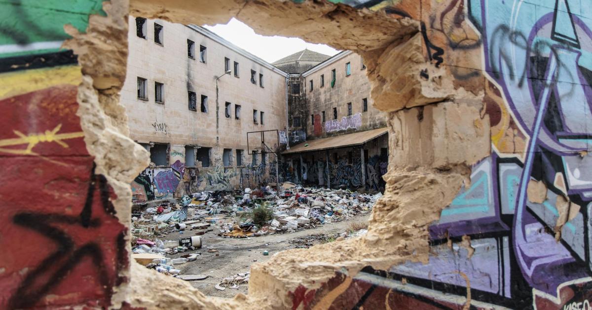 La degradación de la antigua cárcel de Palma salpica al barrio de Cas Capiscol