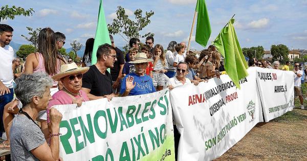 Más de 200 vecinos protestan contra el parque solar de Aena en Son Bonet