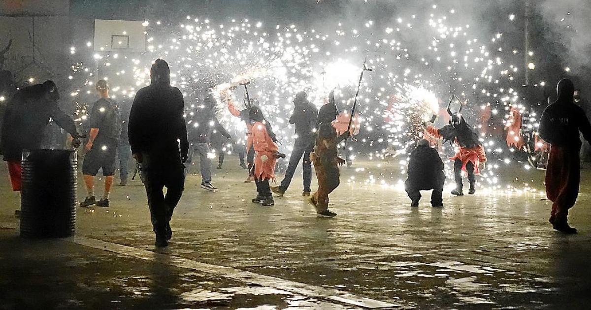 Las batucadas y los ‘dimonis’ llenan el pueblo de música y color