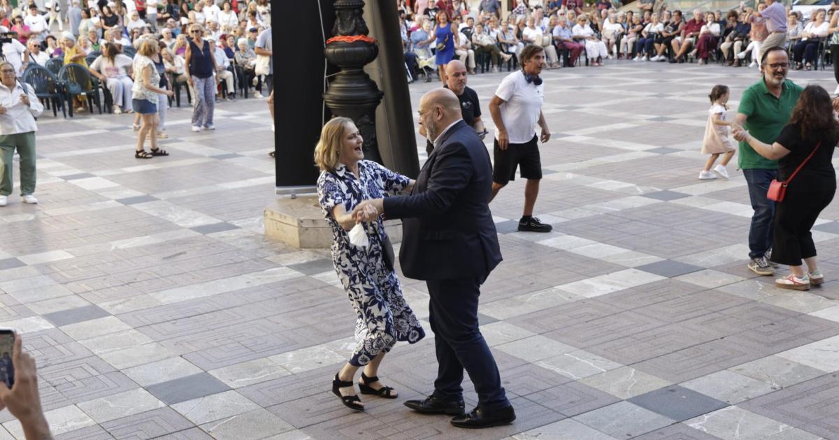 El espontáneo baile del alcalde Jaime Martínez en el tardeo de la 'gent gran' de Palma