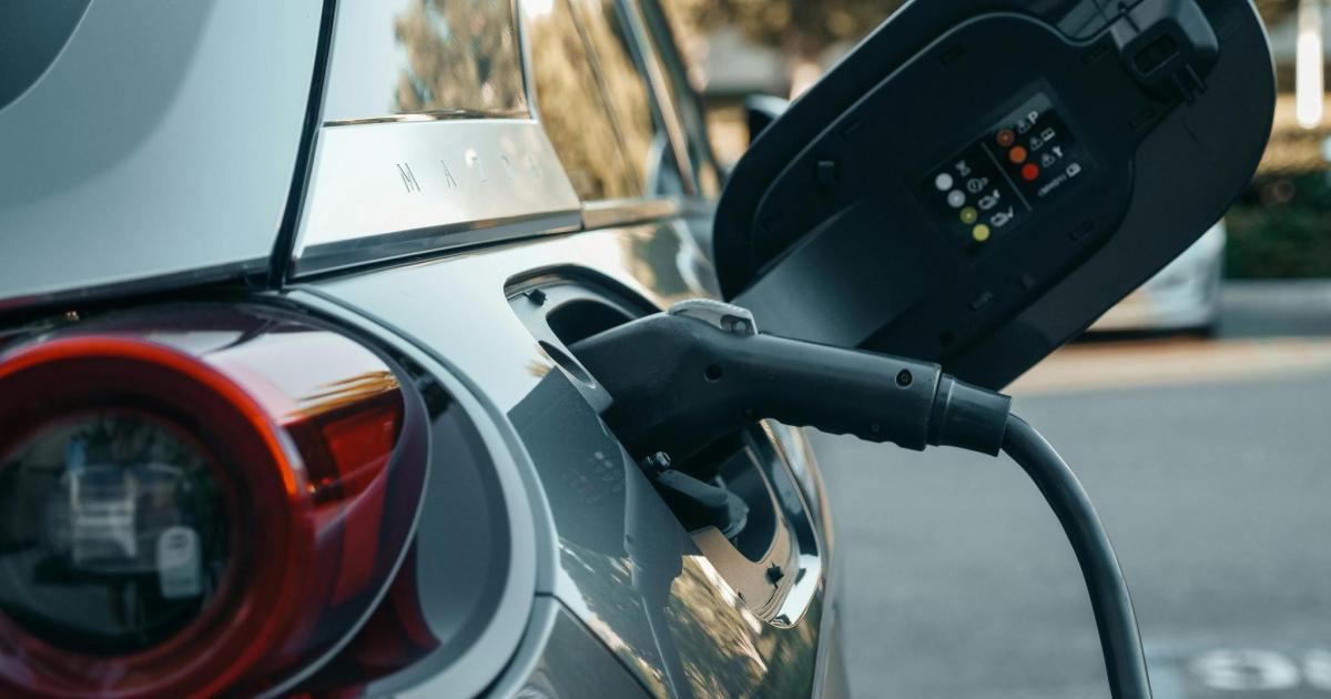 La Ley de Propiedad Horizontal lo confirma: el artículo 17.5 asegura que tu comunidad no se puede oponer a que instales un punto de recarga de vehículo eléctrico en tu plaza de garaje