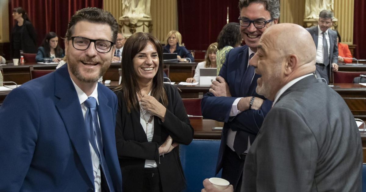 El PP no cede ante Vox en materia de lengua y la extrema derecha amenaza con tumbar una ley