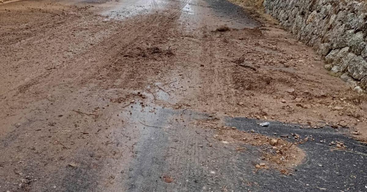 Cortan la carretera de Mancor a Selva por exceso de barro y piedras