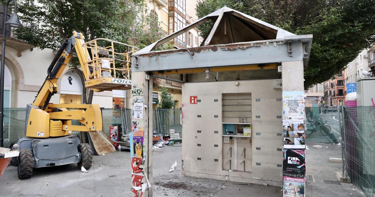 Empieza el derribo del quiosco de Porta de Sant Antoni