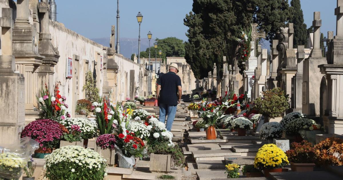 La funeraria municipal de Palma sube un 13 % de media los precios de flores y ornamentos