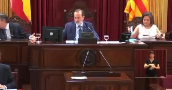 Dos diputados de Vox dan golpes en sus mesas mientras la oposición guardaba un minuto de silencio por Gaza