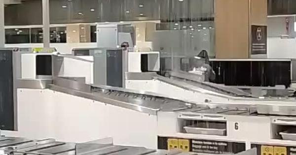 Cascadas en el interior del aeropuerto de Ibiza: el control de seguridad, anegado