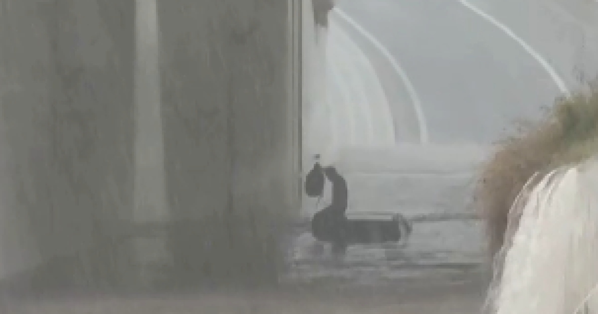 El angustioso momento de un conductor atrapado bajo el agua en un túnel de Ibiza