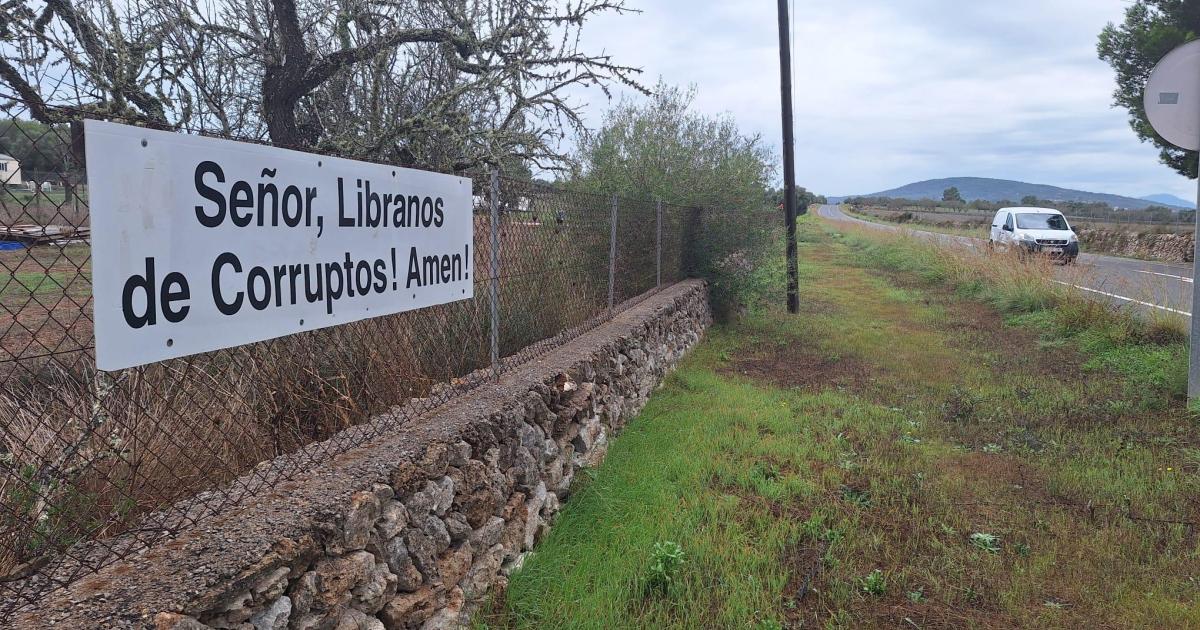 «Señor, líbranos de corruptos. ¡Amén!», el llamativo mensaje en una carretera de Mallorca