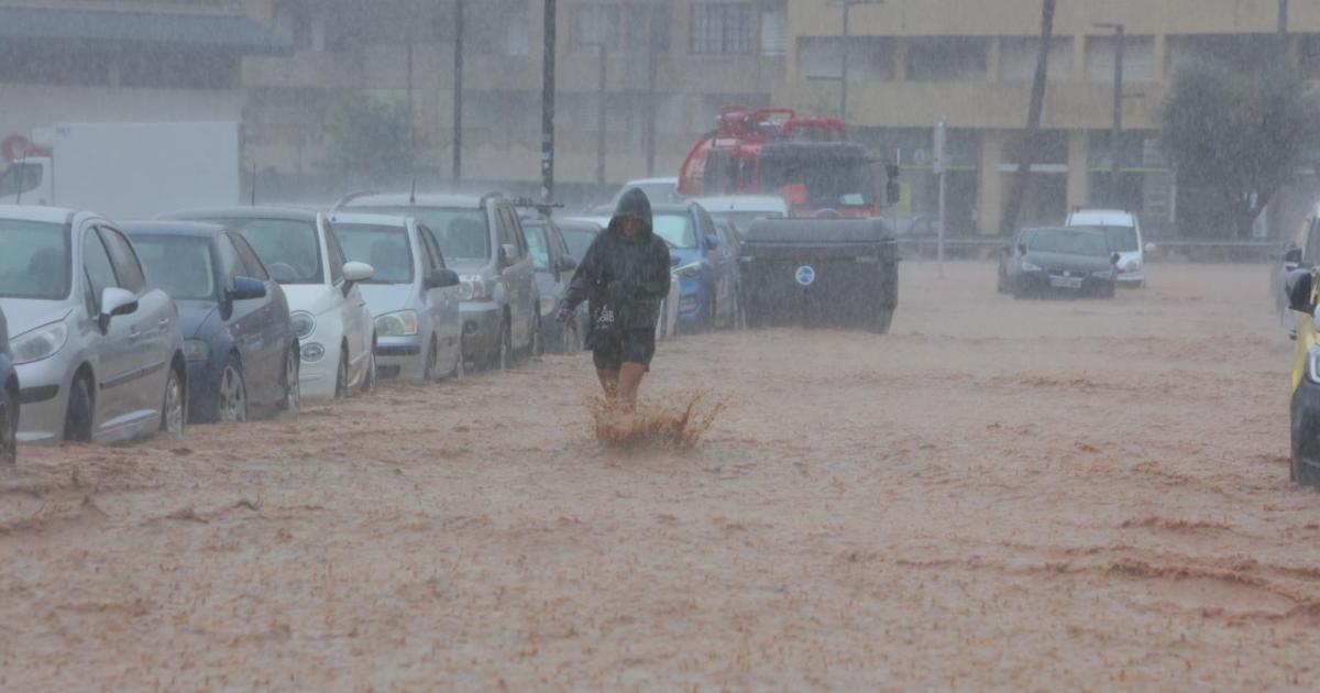 Calles y comercios inundados en el municipio de Ibiza por una tromba de agua sin precedentes