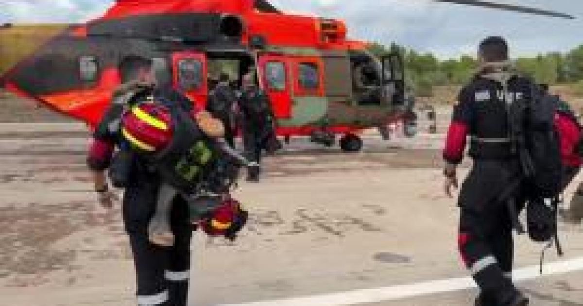 La UME interviene durante la noche en Ibiza achicando agua en casas y calles y baldeando cerca del aeropuerto