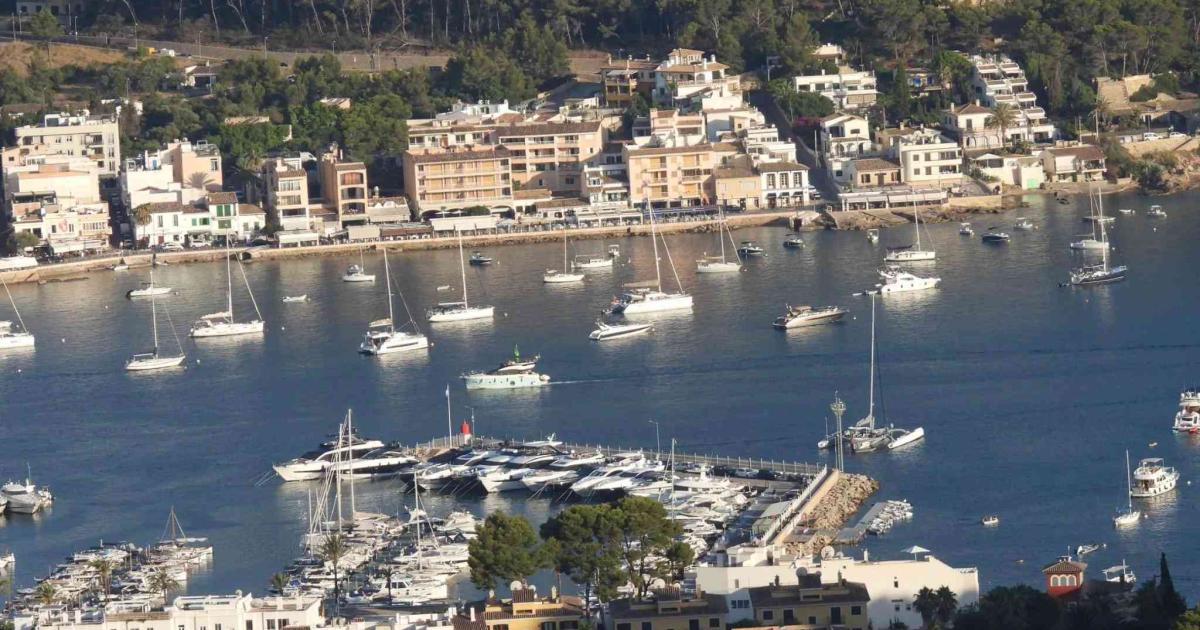 Este es el pueblo de Mallorca en el que te puedes comprar una casa de 90 m2 por 675.000 euros: paisajes de montaña y playas de arena fina