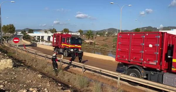 La UME continúa achicando agua de la carretera del aeropuerto en Ibiza