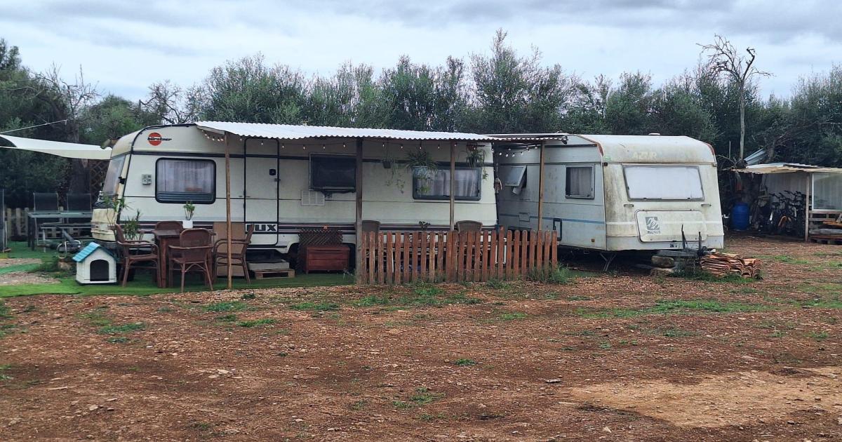 Caravanas, casetas prefabricadas y dos polémicos asentamientos en la carretera de Sineu
