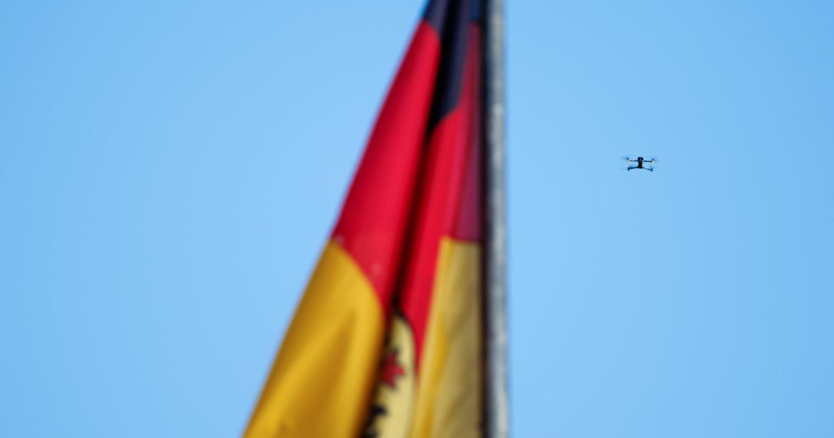 Drones operados desde cargueros inquietan la seguridad aérea: «La verdadera pregunta no es si la guerra existe, sino de qué lado estás»