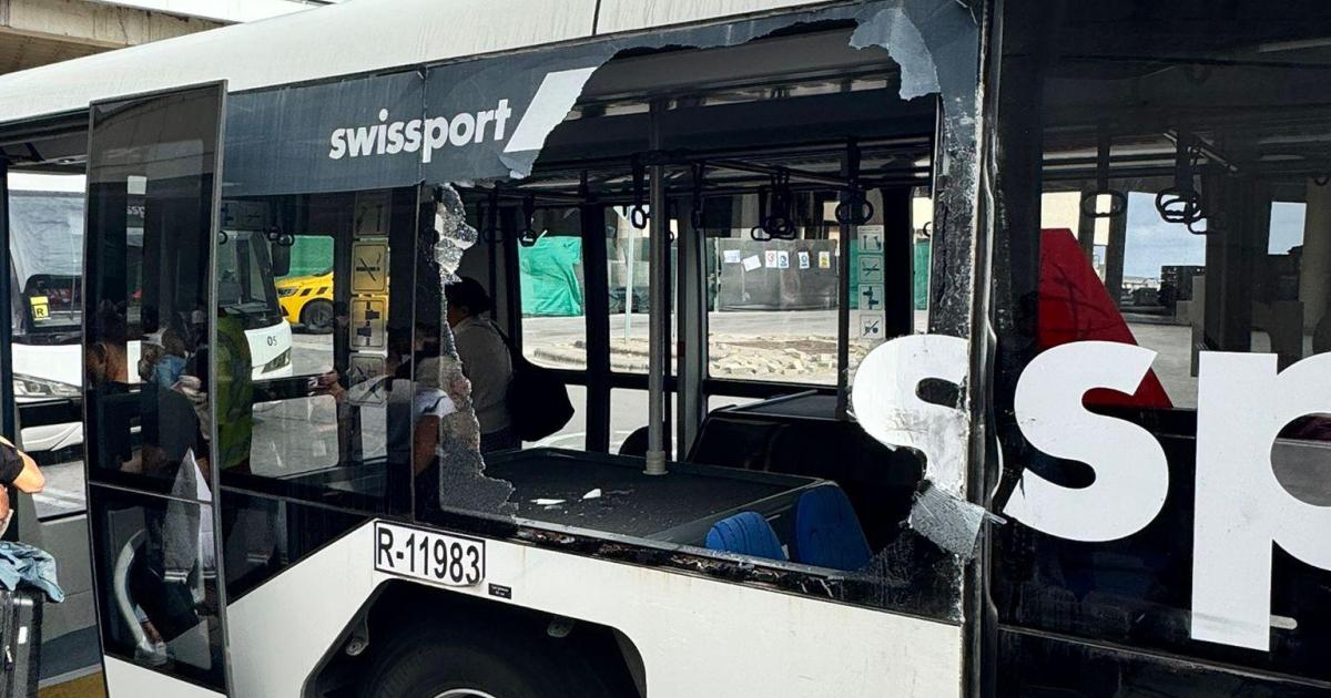 Tres heridos en un choque entre dos autobuses en la pista del aeropuerto de Palma: «Había cristales por todo»