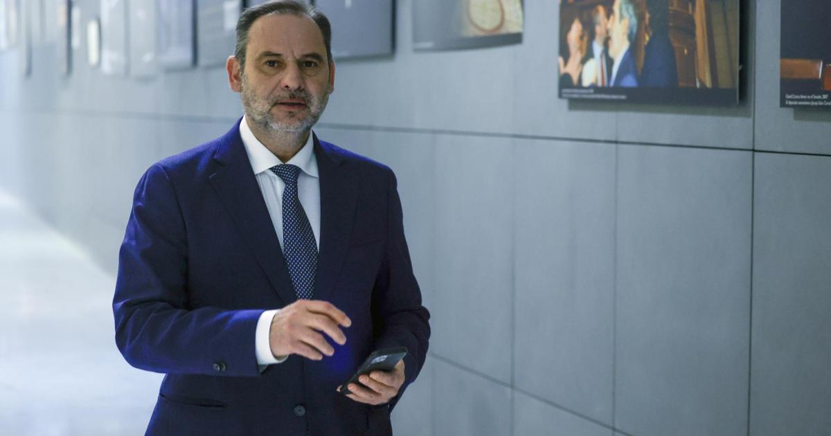 La UCO localiza pagos en efectivo a Ábalos que no cuadran con lo aportado por PSOE: «Ya tengo el sobre de Ferraz»