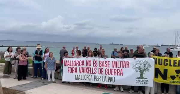 Varios manifestantes piden la marcha del portaaviones USS Gerald R. Ford: «Mallorca es tierra de paz»