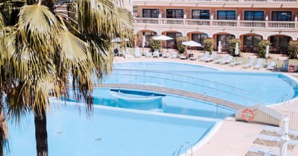 A juicio una pareja de turistas por mantener sexo en la piscina de un hotel del Port d´Andratx delante de niños
