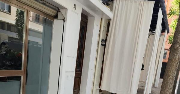 Cerrar la calle con cortinas, la última 'moda' en la barriada de Santa Catalina