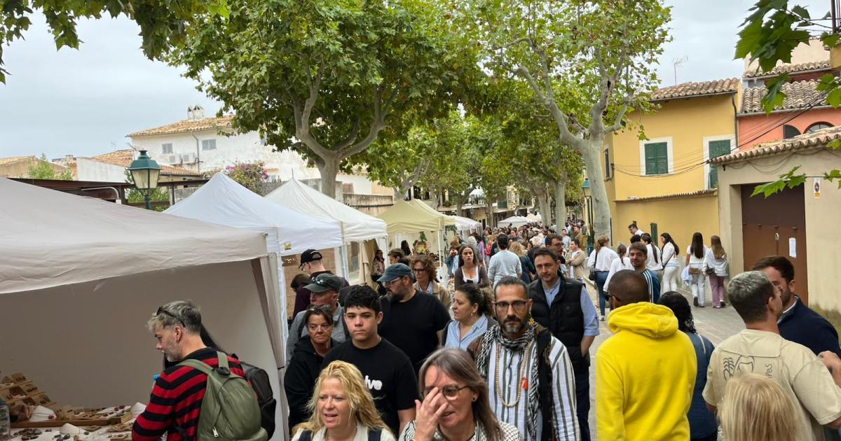 Una multitudinaria Fira Gremial llena las calles de Alaró de artesanía