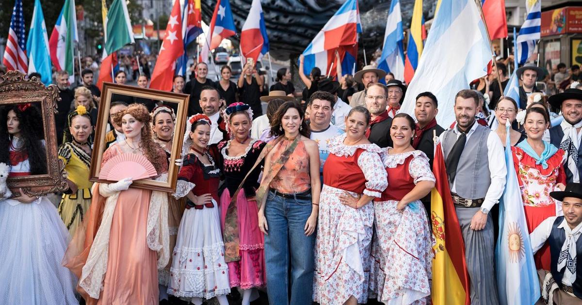 Cerca de 2.500 personas de 23 países desfilan por la Gran Vía en la Cabalgata por la Hispanidad