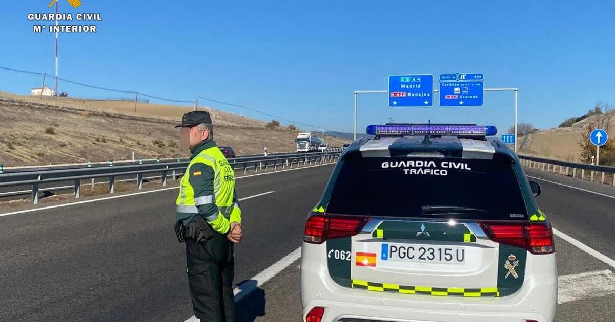 Atrapado un conductor tras colisionar dos camiones en la A-4, cortada en El Carpio (Córdoba) dirección Sevilla