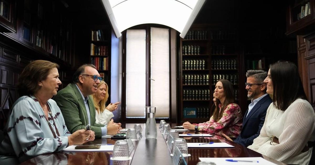 Andalucía se reúne con Airbnb, Booking y plataformas de alquiler temporal para consolidar la oferta reglada