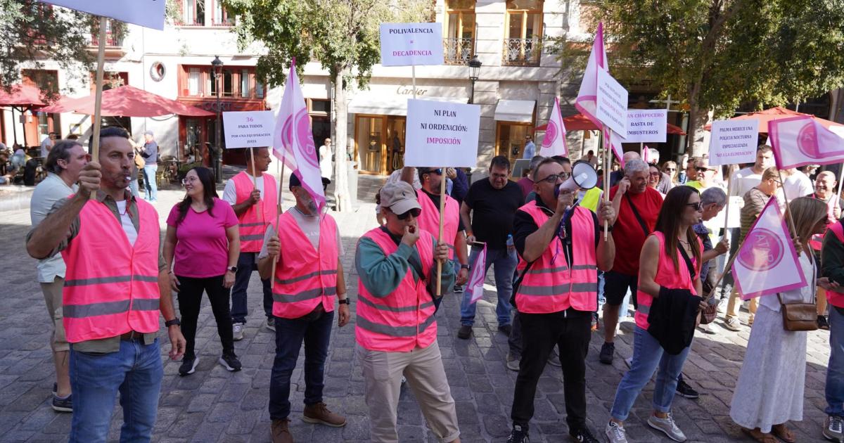 Gritos de «dimisión» al Jefe de Policía Local en la protesta contra la reestructuración