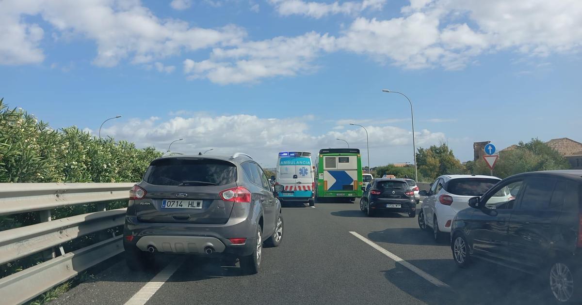 Colapso en la autopista de Llucmajor por un accidente entre una moto y una furgoneta