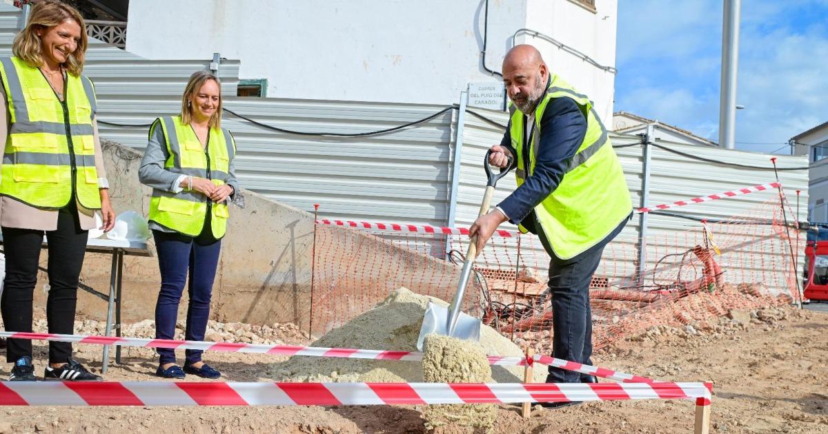 El alcalde de Palma, Jaime Martínez, pone la primera piedra al ansiado casal de barri de Génova
