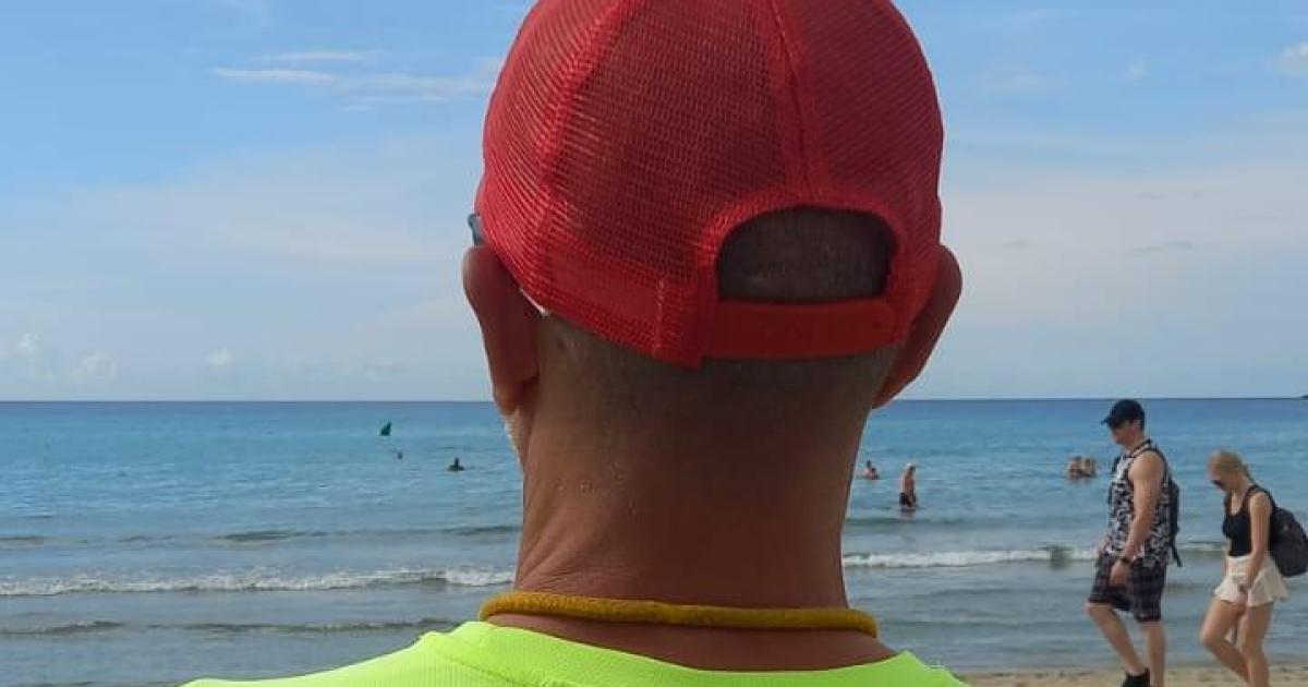 El riesgo invisible que acecha a los socorristas: «Casi pierdo un ojo por estar tantas horas al sol»