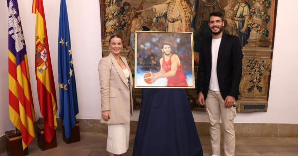Prohens recibe al exjugador de baloncesto Álex Abrines para despedir «una carrera llena de éxitos»