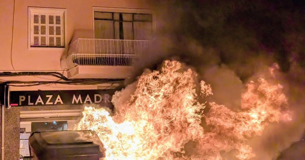 Un incendio destruye de madrugada varios contenedores en Palma
