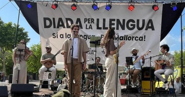 Así es el grupo de música popular de Carlos Reyes de OT: jóvenes que llevan el 'ball de bot' por los pueblos de Mallorca