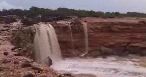 La impresionante cascada de agua en Formentera