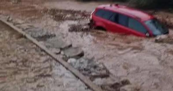 El río de Santa Eulària arrastra un coche hacia el mar