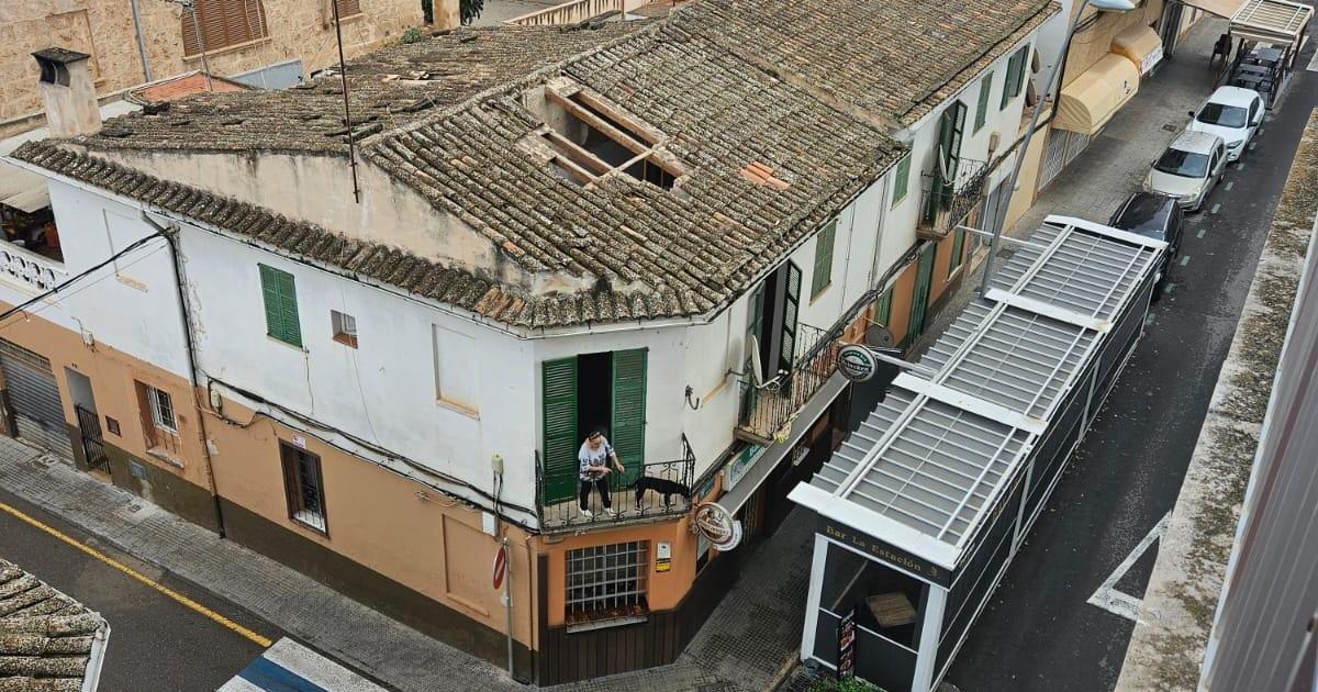 Cae el techo de un edificio en el Arenal de Llucmajor