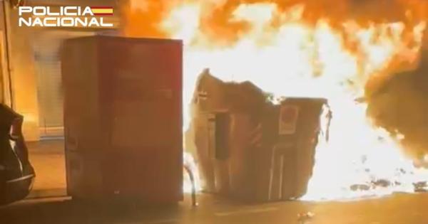 Una colilla mal apagada causó el incendio de contenedores de la plaza Madrid de Palma
