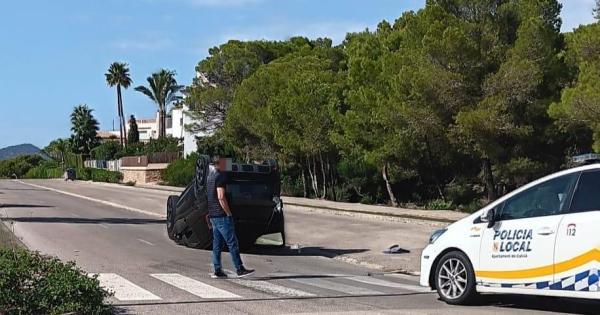 Una maniobra antirreglamentaria en una rotonda provoca un accidente con vuelco en Santa Ponça