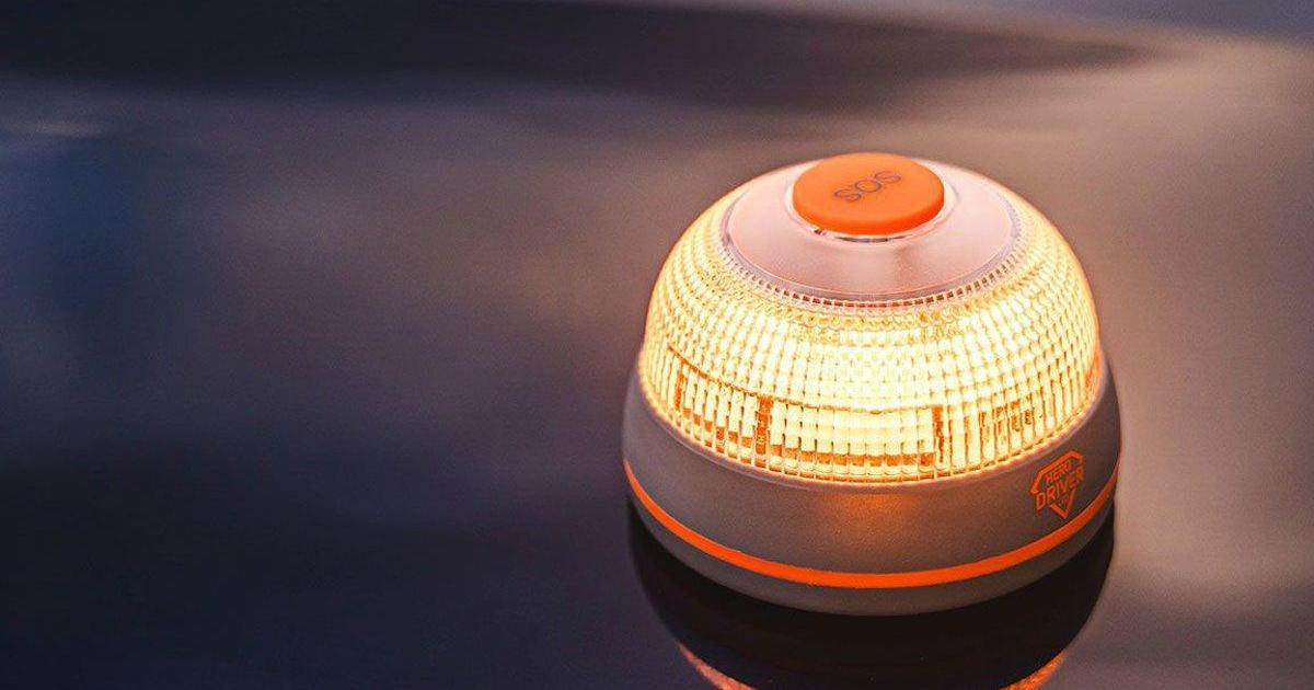 La DGT implementa una nuevo dispositivo luminoso: estos son los vehículos que los deben llevar