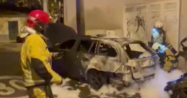 Un incendio en un vehículo eléctrico aparcado en el Vivero afecta a tres coches y a la fachada de un local