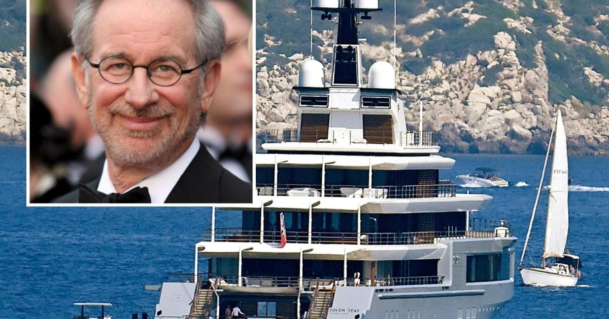 Helipuerto, piscina, sala de cine y valorado en 250 millones de euros: así es el megayate de Steven Spielberg fondeado en Mallorca