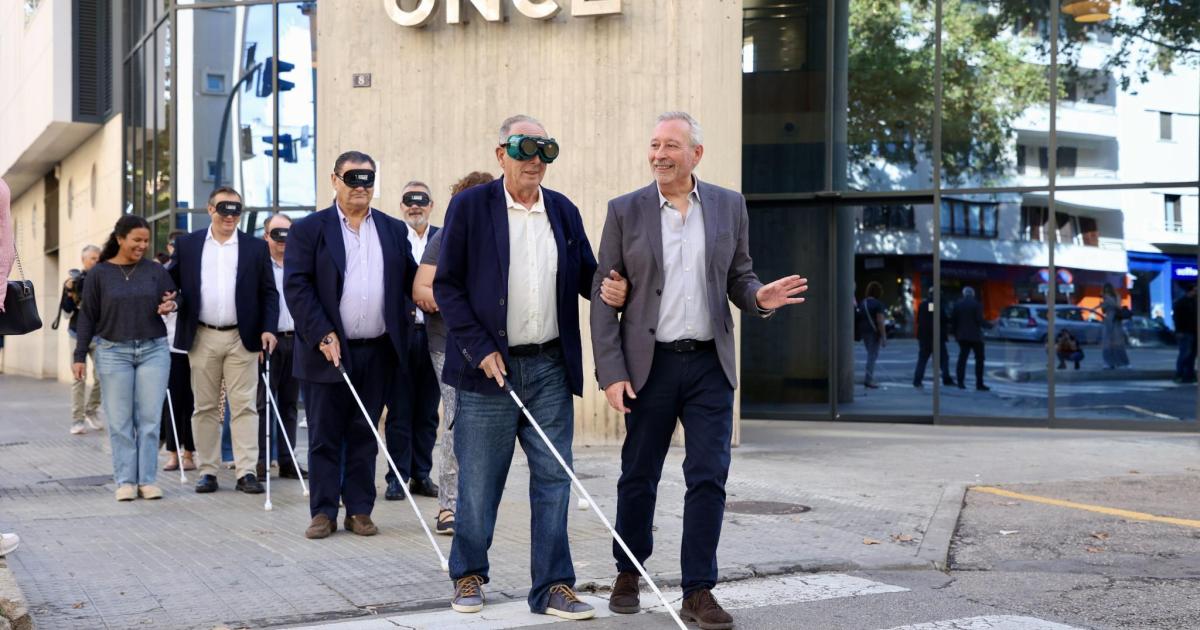 Una mañana 'a ciegas' para conocer las dificultades en Palma de las personas con discapacidad visual