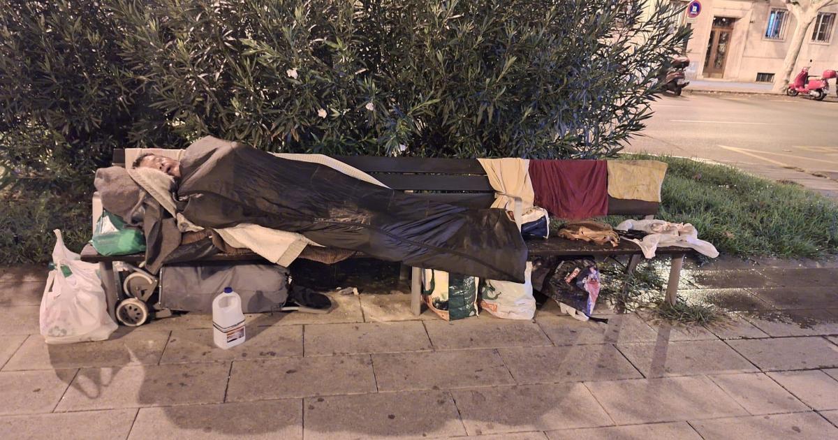 Un 'hogar' en el Paseo Mallorca, la última imagen del sinhogarismo en el centro de Palma