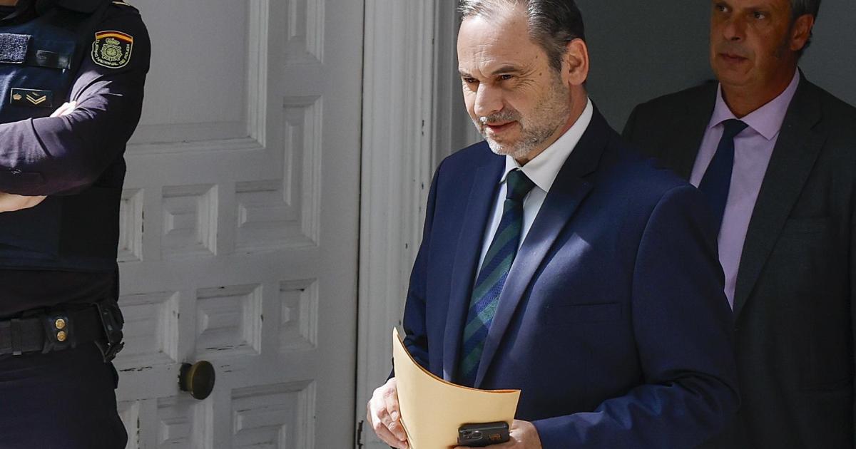 El juez mantiene en libertad al exministro José Luis Ábalos