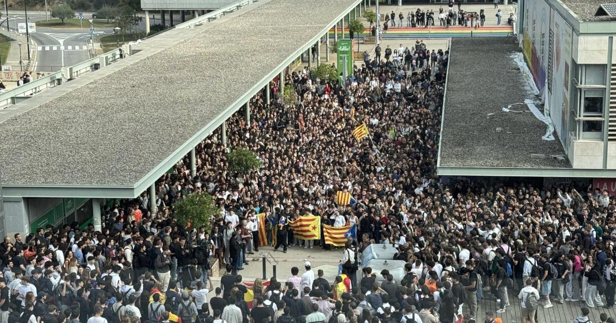 Los Mossos cargan en la Autònoma para separar un enfrentamiento entre estudiantes con Vito Quiles de por medio